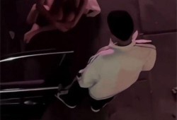 黄衣男子抖音爆料视频,黄衣男子爆料视频引发热议