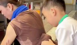 小男孩儿爆料打电话视频